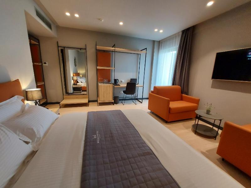 Deluxe Double Room with Balcony image 3