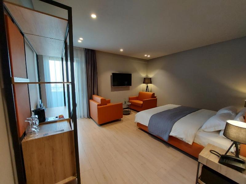 Deluxe Double Room with Balcony image 4
