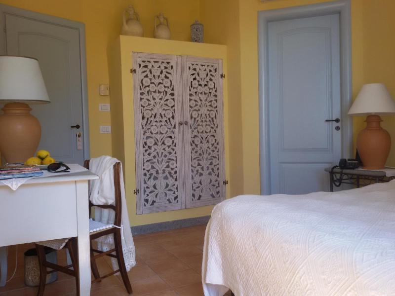 Classic Double Room image 4