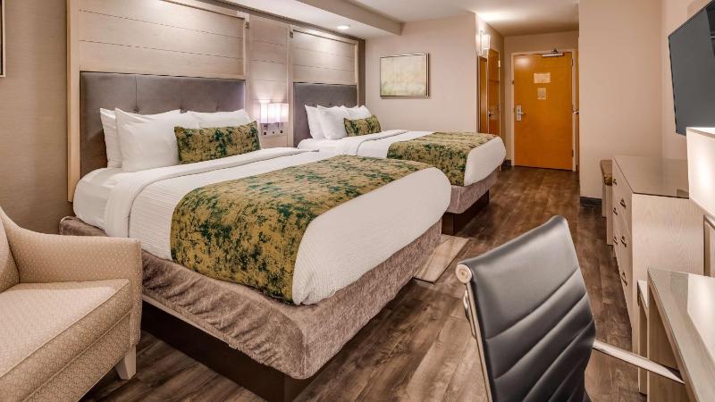 Queen Room with Two Queen Beds - Non-Smoking image 3
