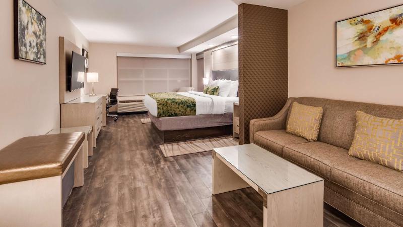King Suite - Non-Smoking image 3