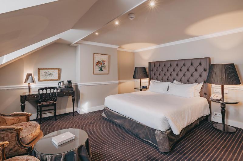 Deluxe Double or Twin Room image 4