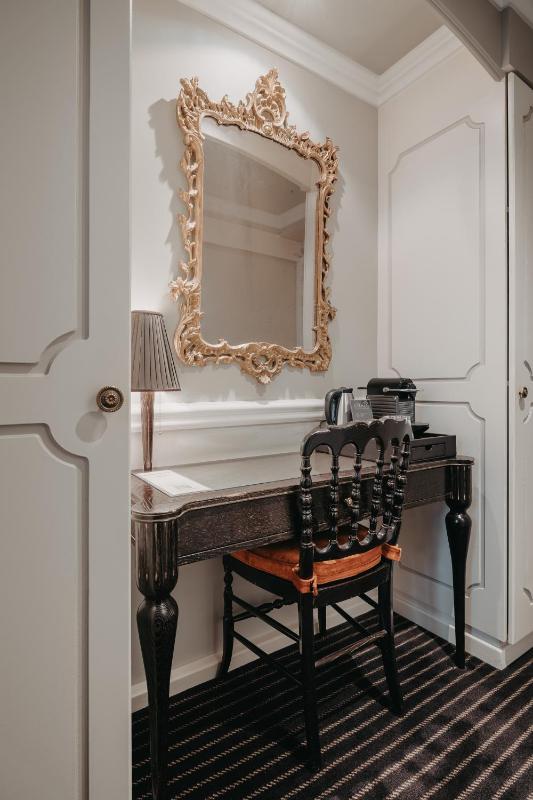 Deluxe Double or Twin Room image 3