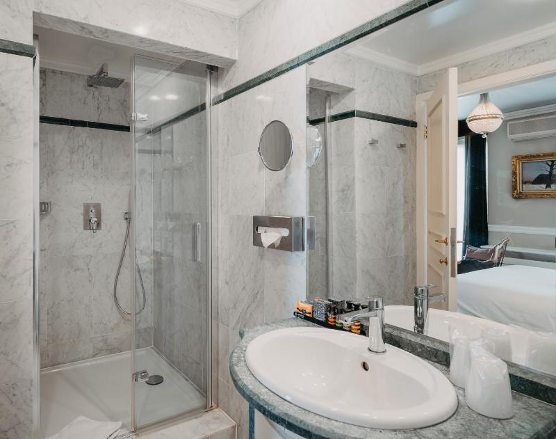 Deluxe Double or Twin Room image 2