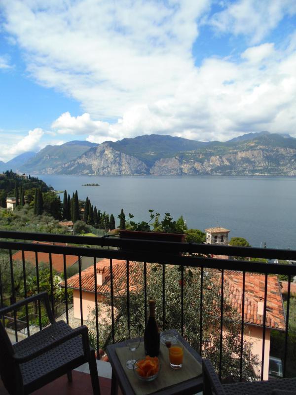 Double Room with Private External Bathroom, Balcony and Lake View image 2
