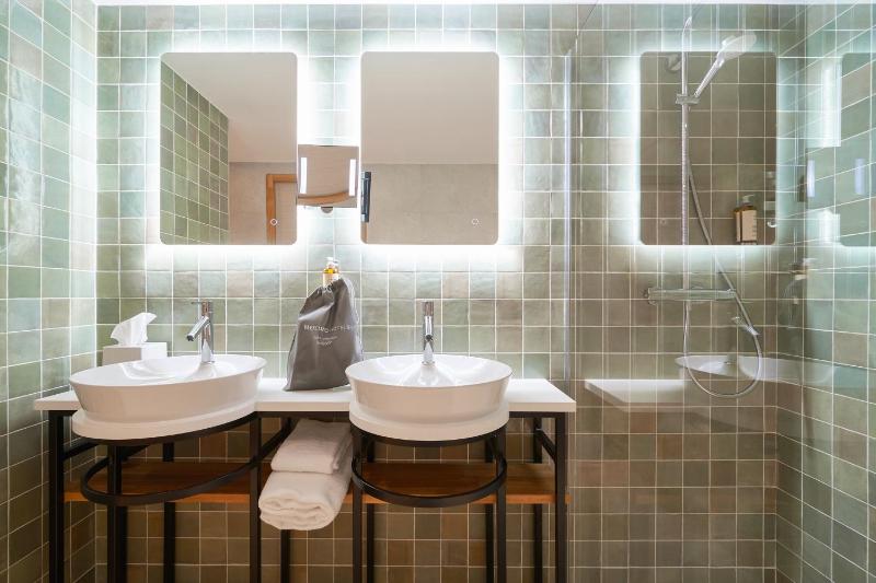 Junior Suite with One Double Bed and Sofa Bed image 4