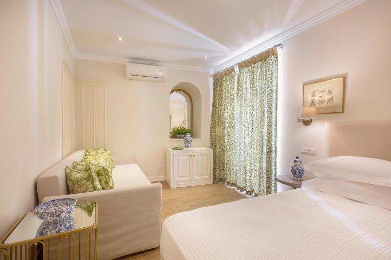 Standard Twin Room with Extra Bed image 3