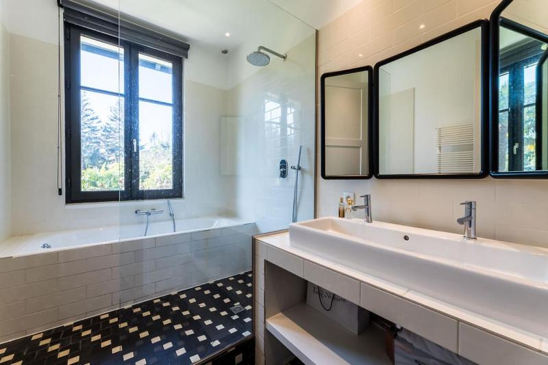 JOY Architect's villa with heated swimming pool and garden in Biarritz - image 6