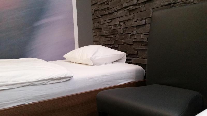 Single Room image 3