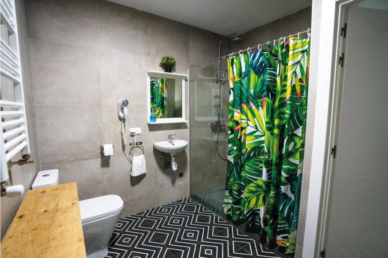 Triple Room with Shared Bathroom image 3