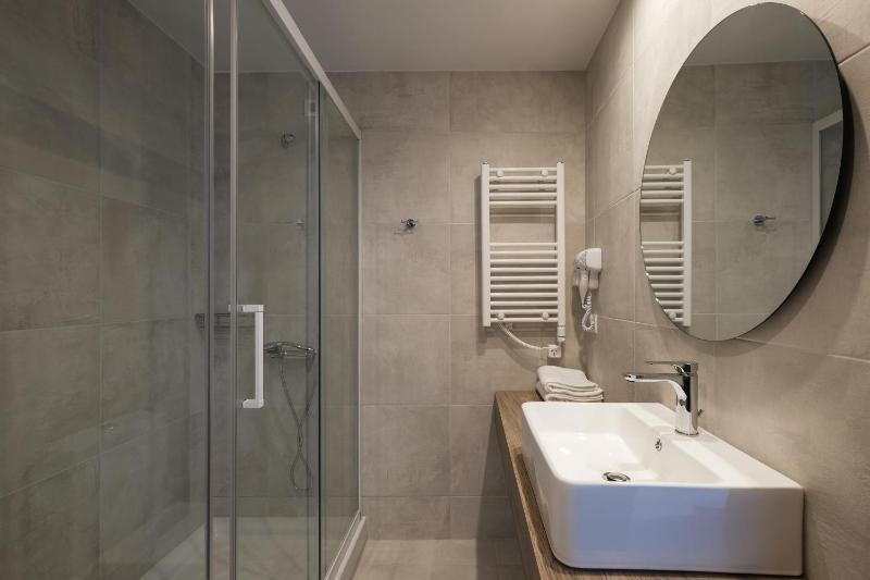 Grand Suite with Garden View  image 4