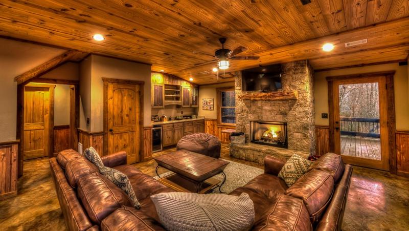 The Nest - Long Range Mountain Views | Large Decks on Each Level | Pool Table | Ping Pong - image 2