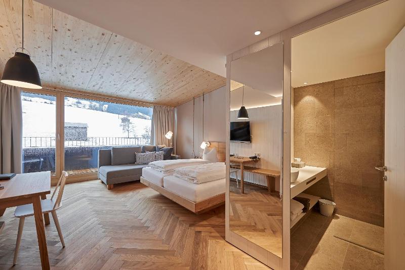 Deluxe Double Room with Balcony image 4