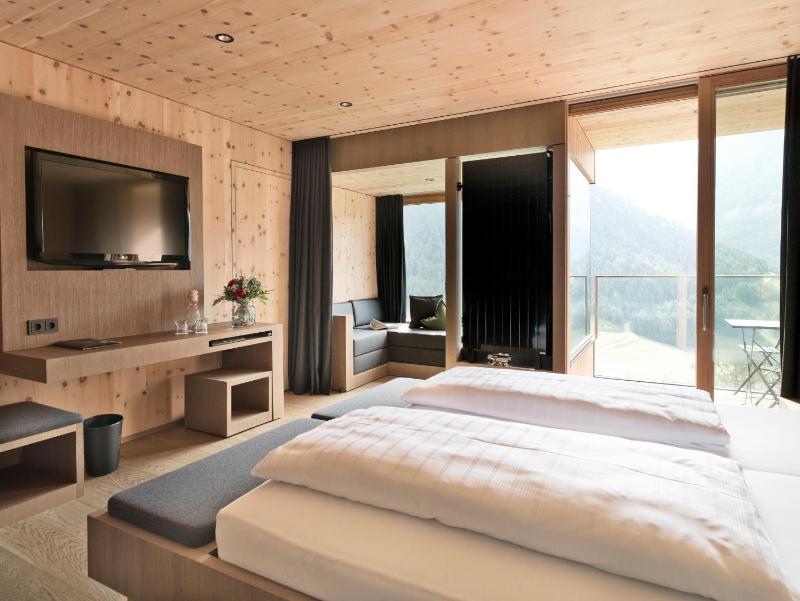Double Room with Balcony image 2