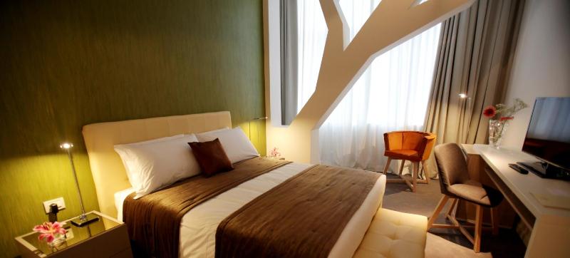 Deluxe Double Room with Extra Bed image 2