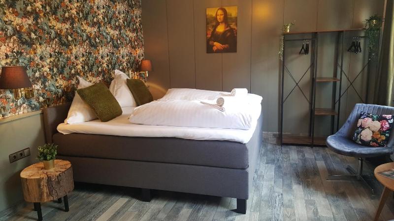 Double Room image 3
