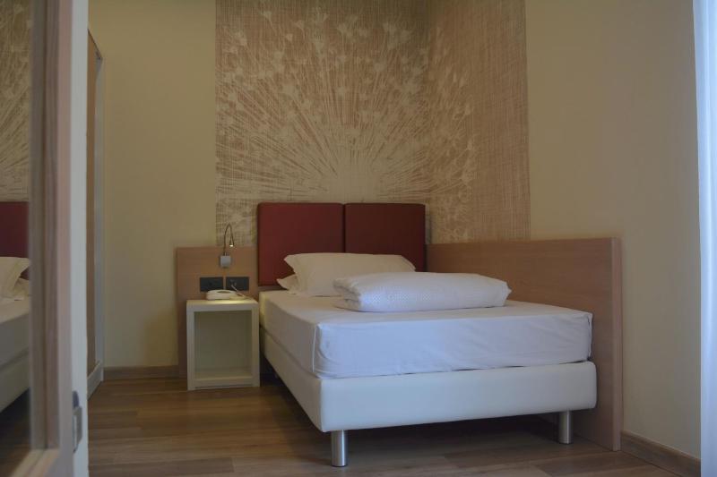 Single Room image 3