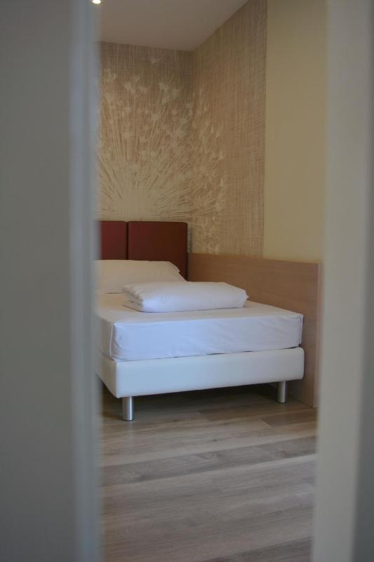 Single Room image 4