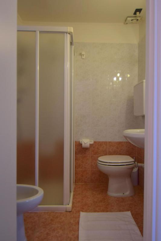 Basic Double Room image 3