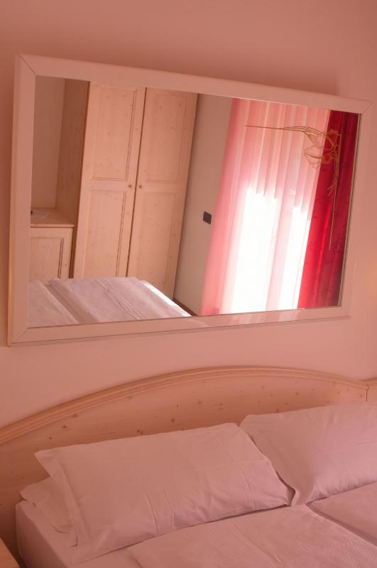 Basic Double Room image 2