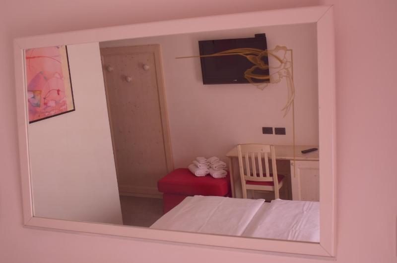Basic Double Room image 3