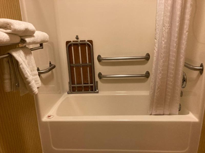 Queen Room with Two Queen Beds and Tub - Accessible/Non-Smoking image 3