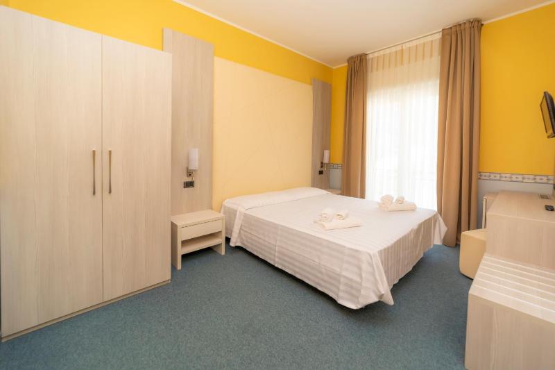 Double or Twin Room image 4