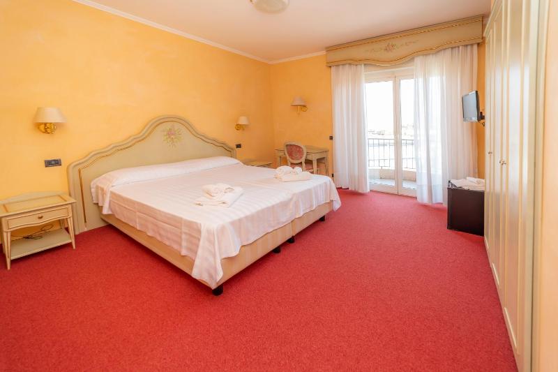 Double or Twin Room with Lake View image 4