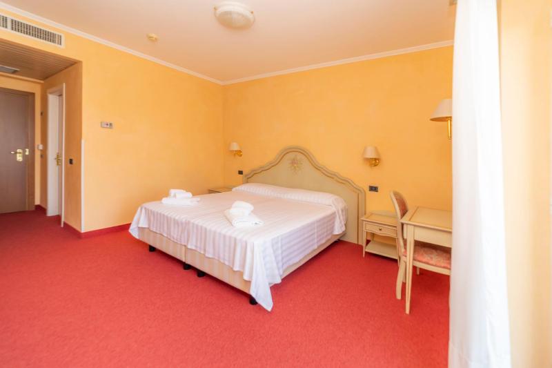Double or Twin Room with Lake View image 3