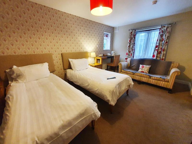 Twin Room image 3