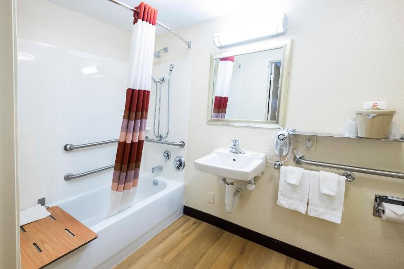 Superior King Room Disability Access Smoke Free image 2