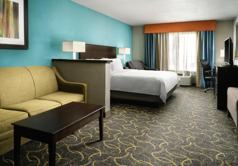 Standard King Room with Sofa Bed image 3