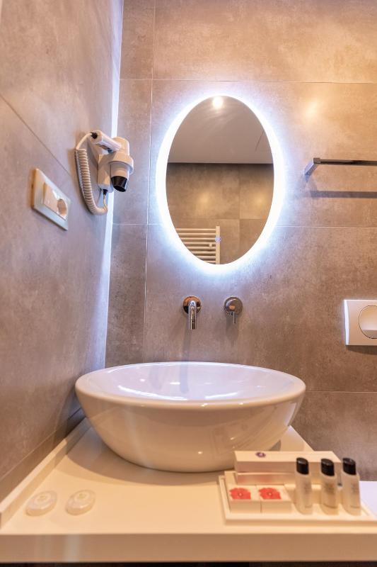 Double Room with City View image 2