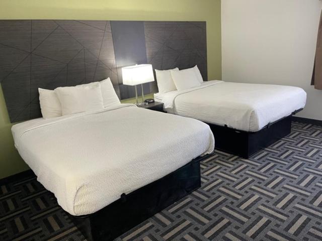Queen Room with Two Queen Beds - Non-Smoking image 2