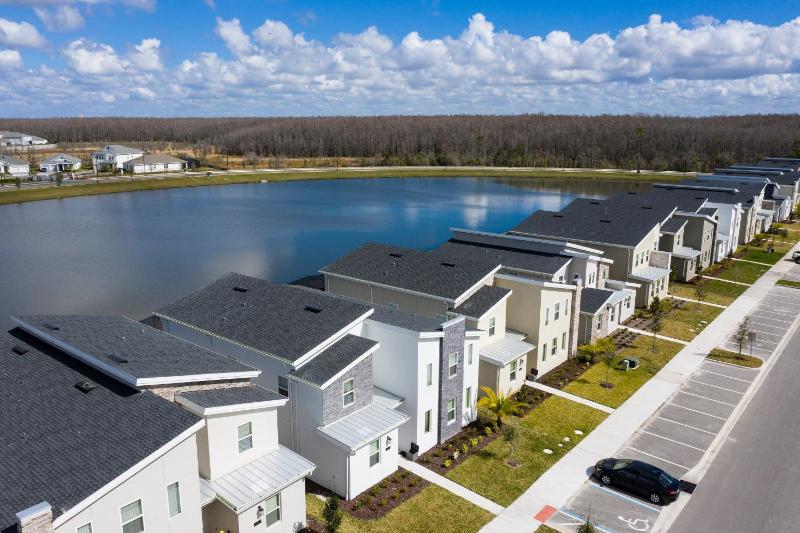 Eight-Bedroom House image 2