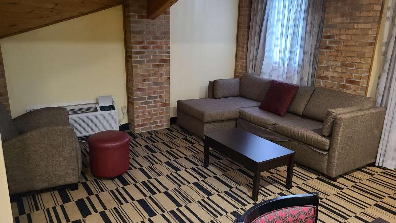 Deluxe King Suite - Non-Smoking image 4