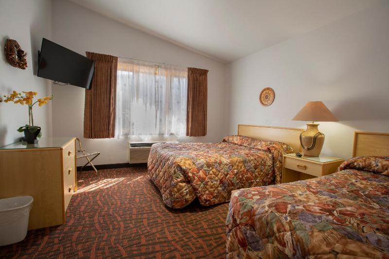 Deluxe Two-Bedroom Suite image 3