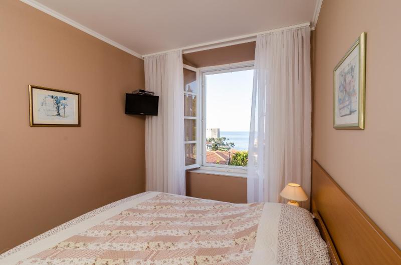 Double Room with Sea View image 2