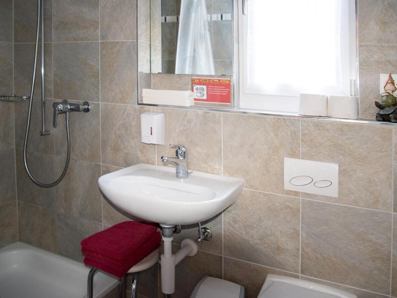 Single Room with Shared Bathroom image 3