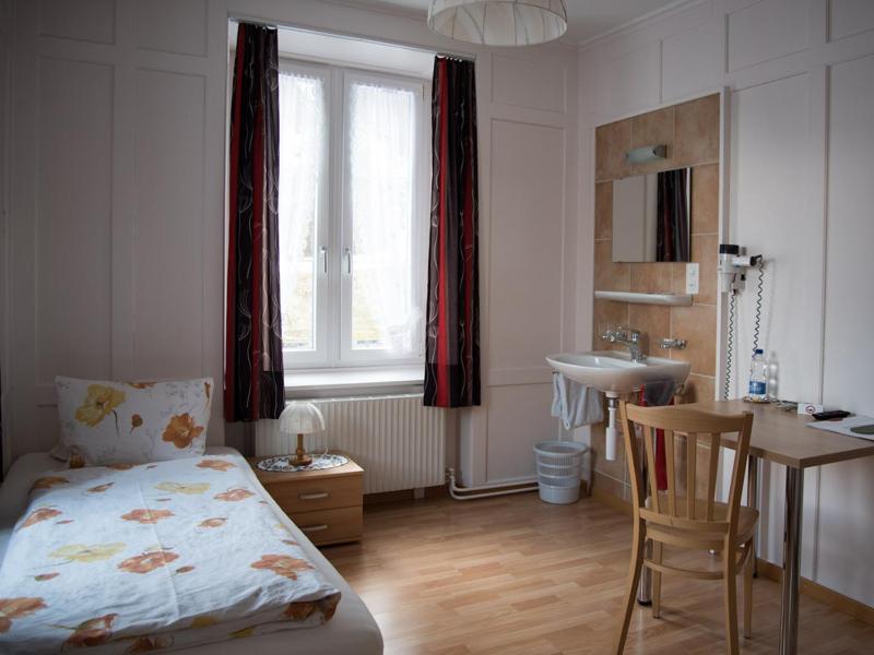 Single Room with Shared Bathroom image 2