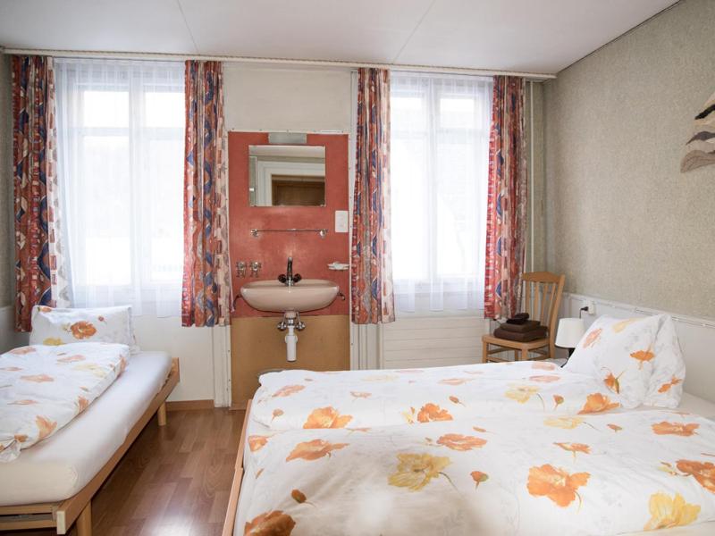 Triple Room with Shared Bathroom image 1