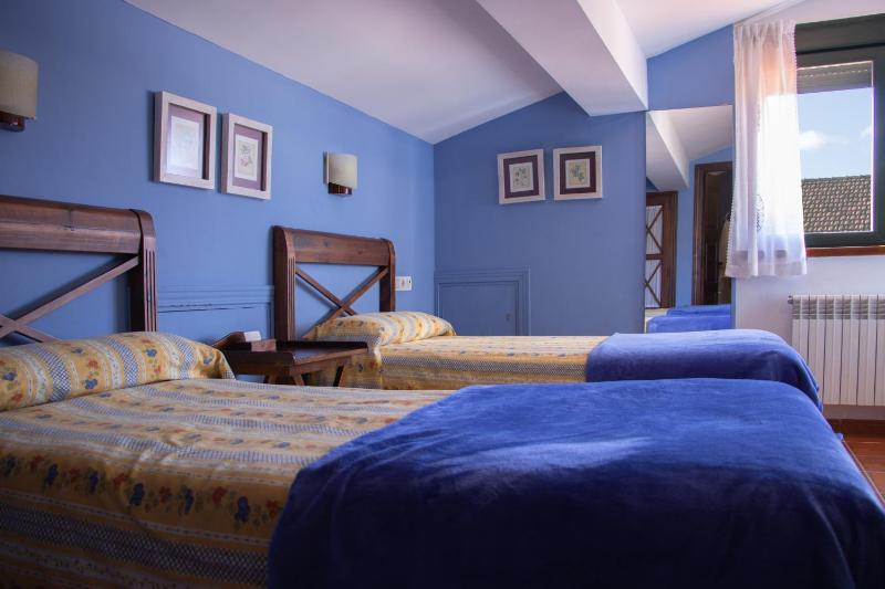 Twin Room image 3