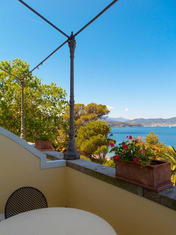 Deluxe Room with Terrace and Sea View image 2