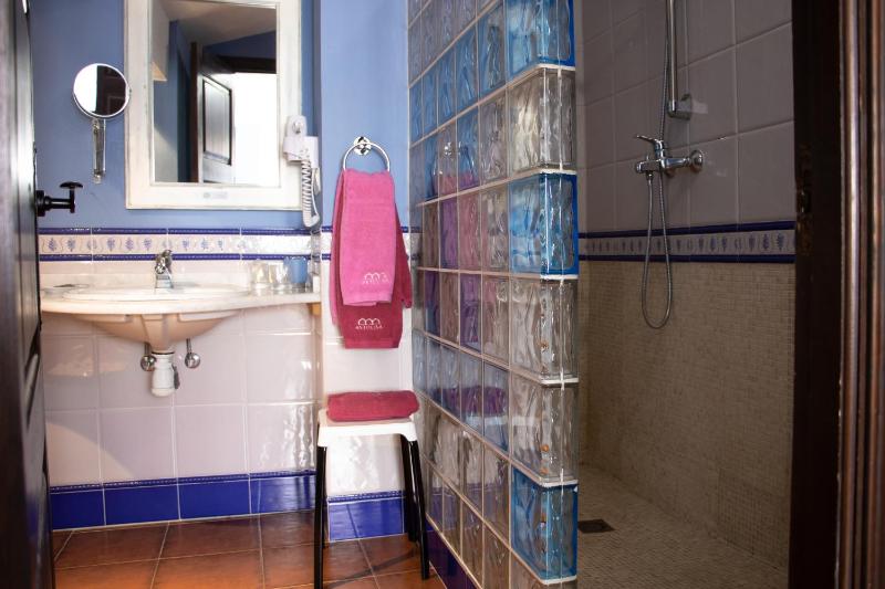 Twin Room image 3