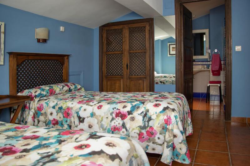 Twin Room image 4