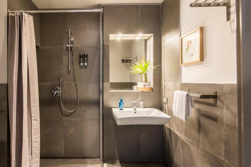 Standard Double Room image 4