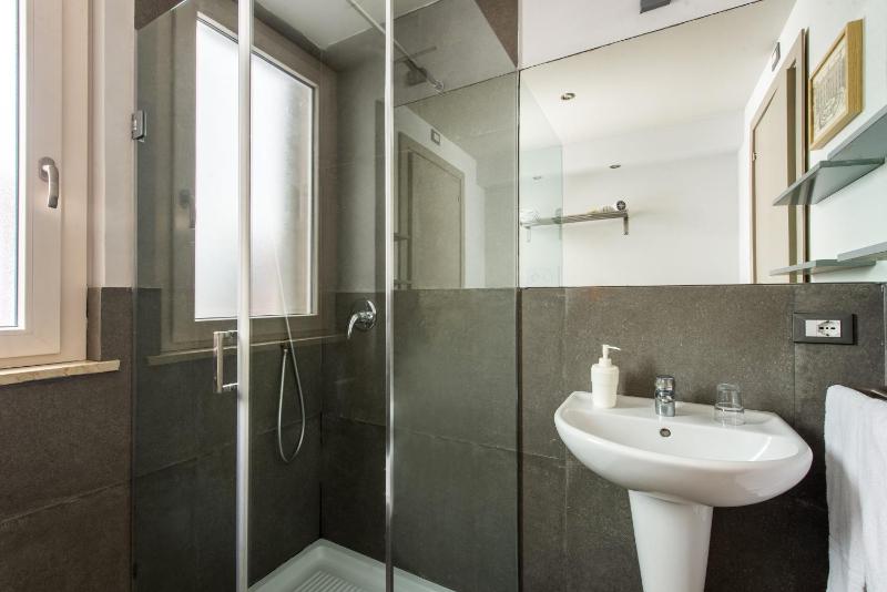 Standard Double Room image 3