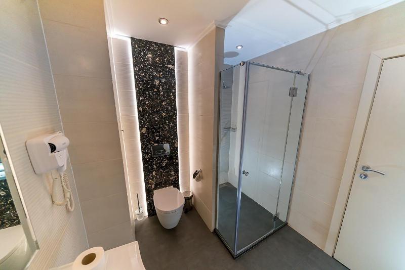 Deluxe Studio with City View image 3