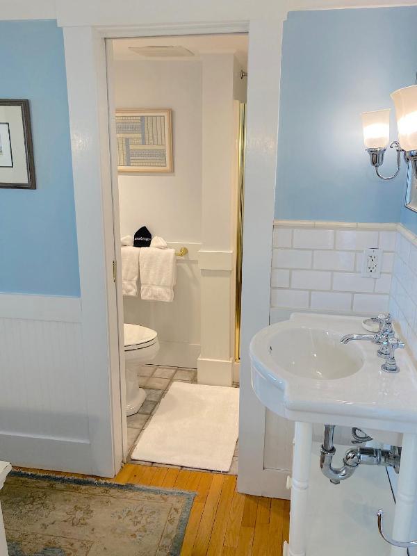 Queen Room with Private Bathroom image 4