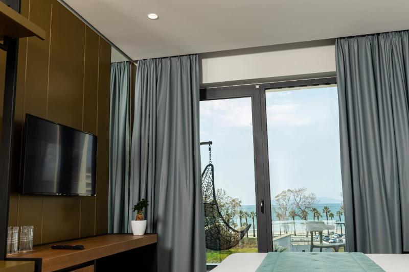 Triple Room with City View image 4